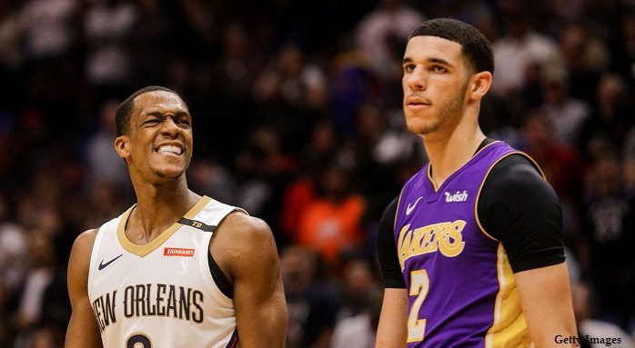 Rajon Rondo sous le maillot des Pelicans, regardant Lonzo Ball.