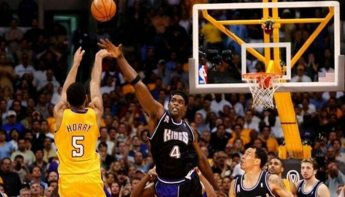 Robert Horry, de dos, shoote devant Chris Webber (Kings).