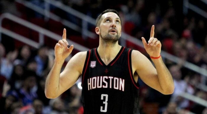 Ryan Anderson, doigts vers le ciel, sous le maillot des Rockets.