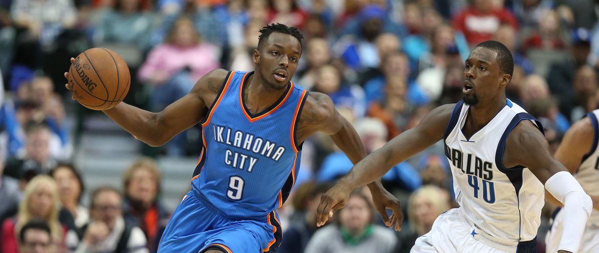 Jerami Grant (Thunder) drible face à Harrison Barnes (Mavericks).