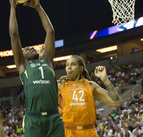 Duel sous le panier entre Crystal Longhorne (Seattle, numéro 1) et Brittney Griner (Phoenix, numéro 42).