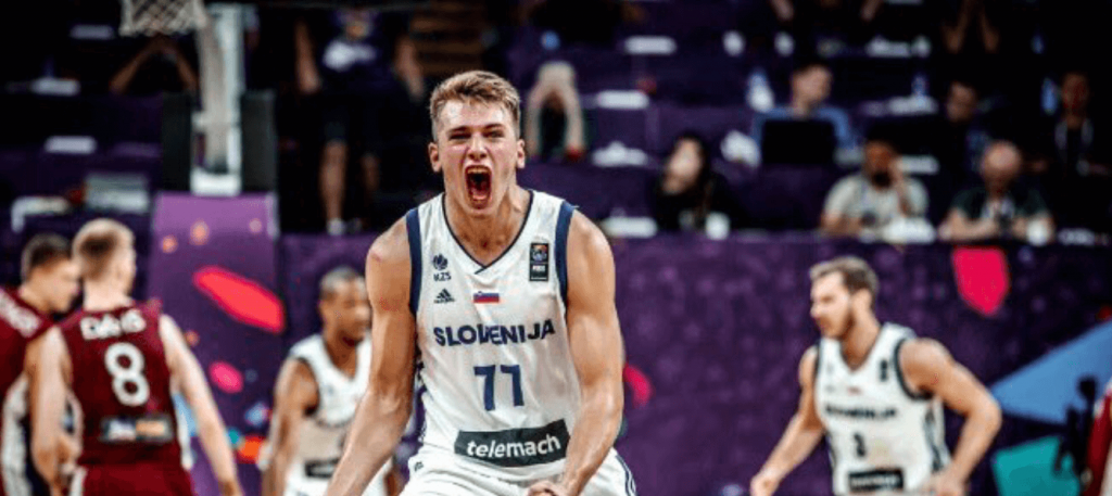 Luka Doncic exulte sous le maillot de la Slovénie.