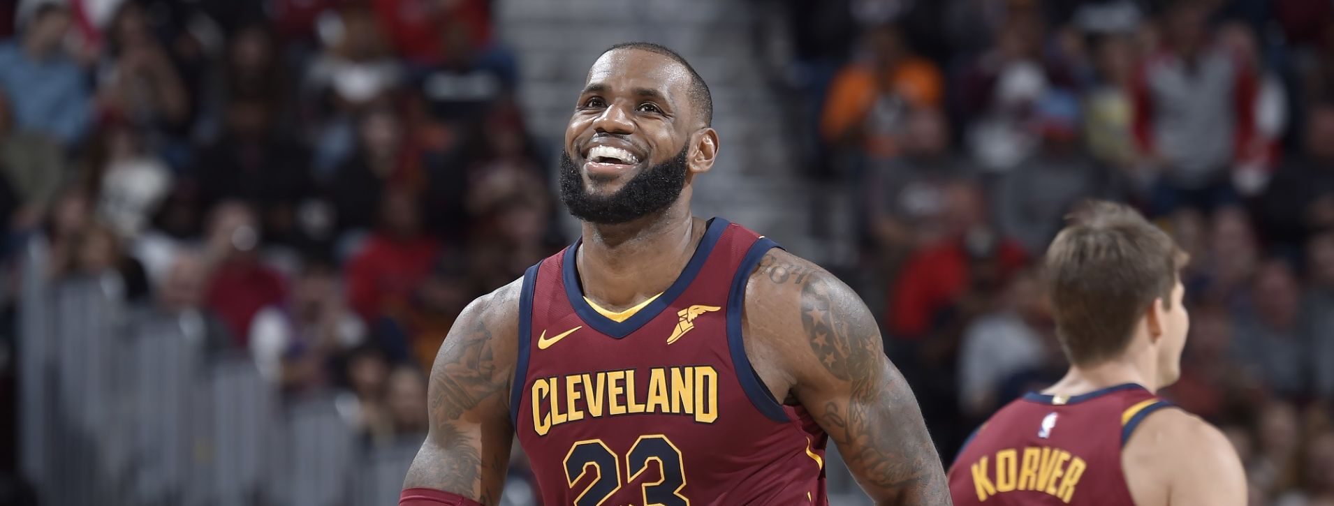 LeBron James, tout sourire sous le maillot des Lakers.