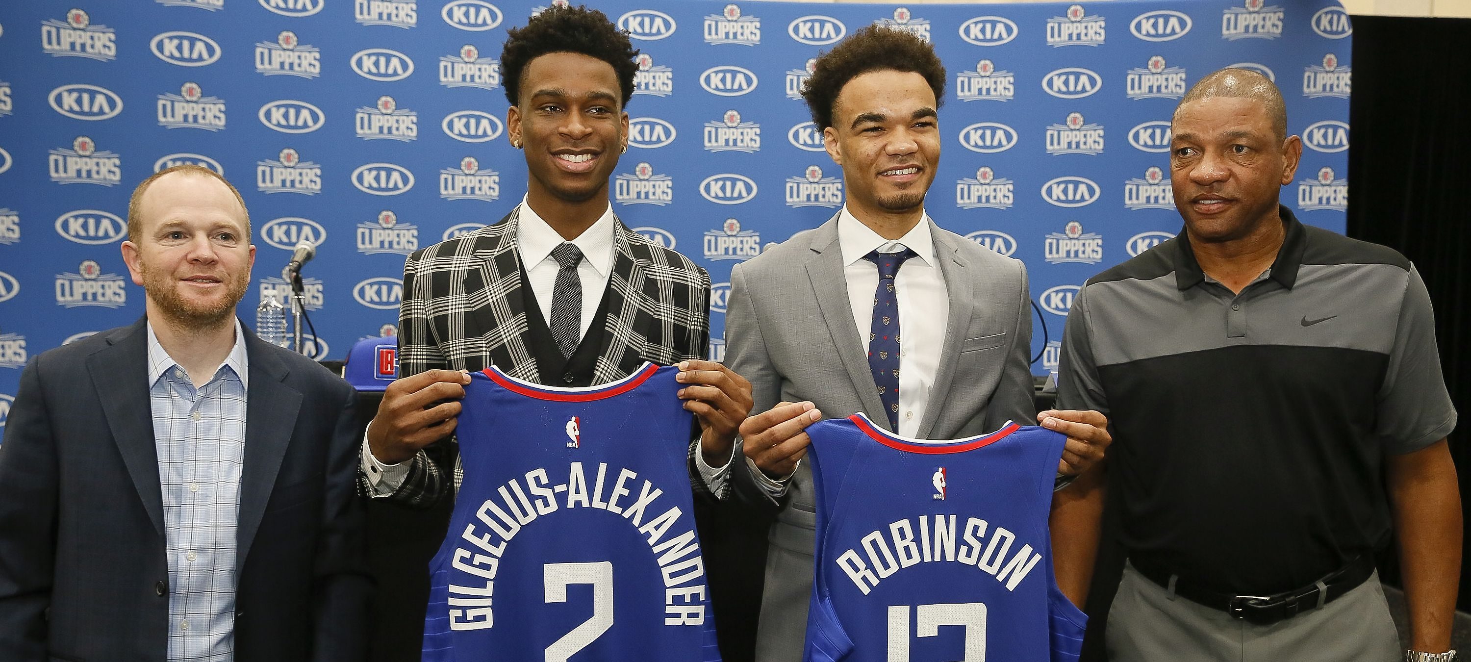 Shai Gilgeous-Alexander et Jerome Robinson présentent leurs maillots des Clippers.