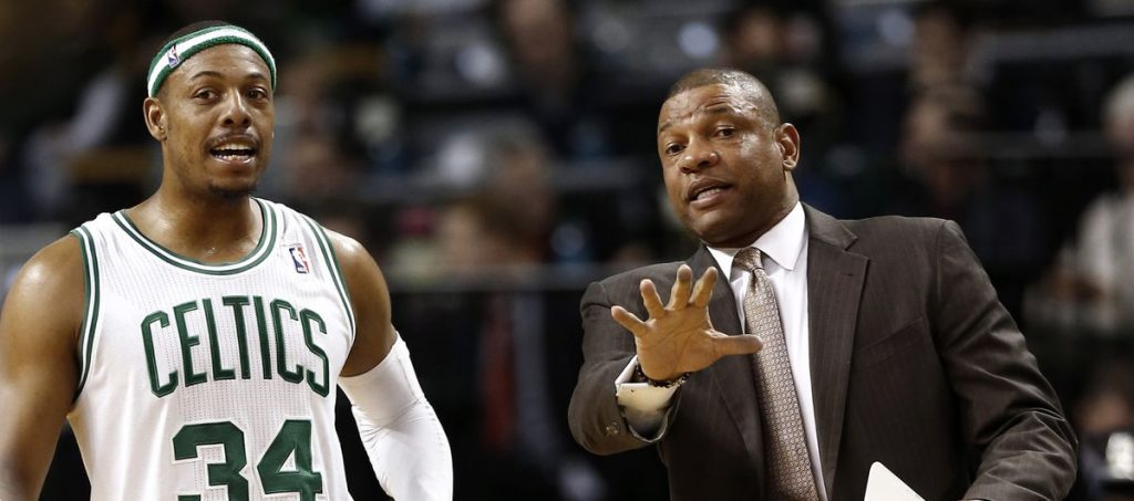 Doc Rivers donne des consignes à Paul Pierce pendant un match des Celtics.