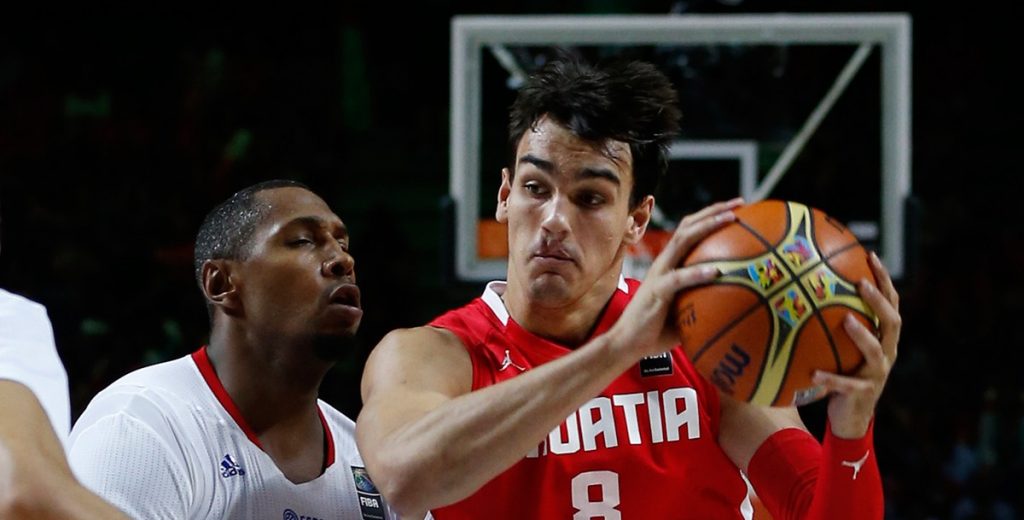 Dario Saric, balle en main face à Boris Diaw, sous le maillot de la Croatie.