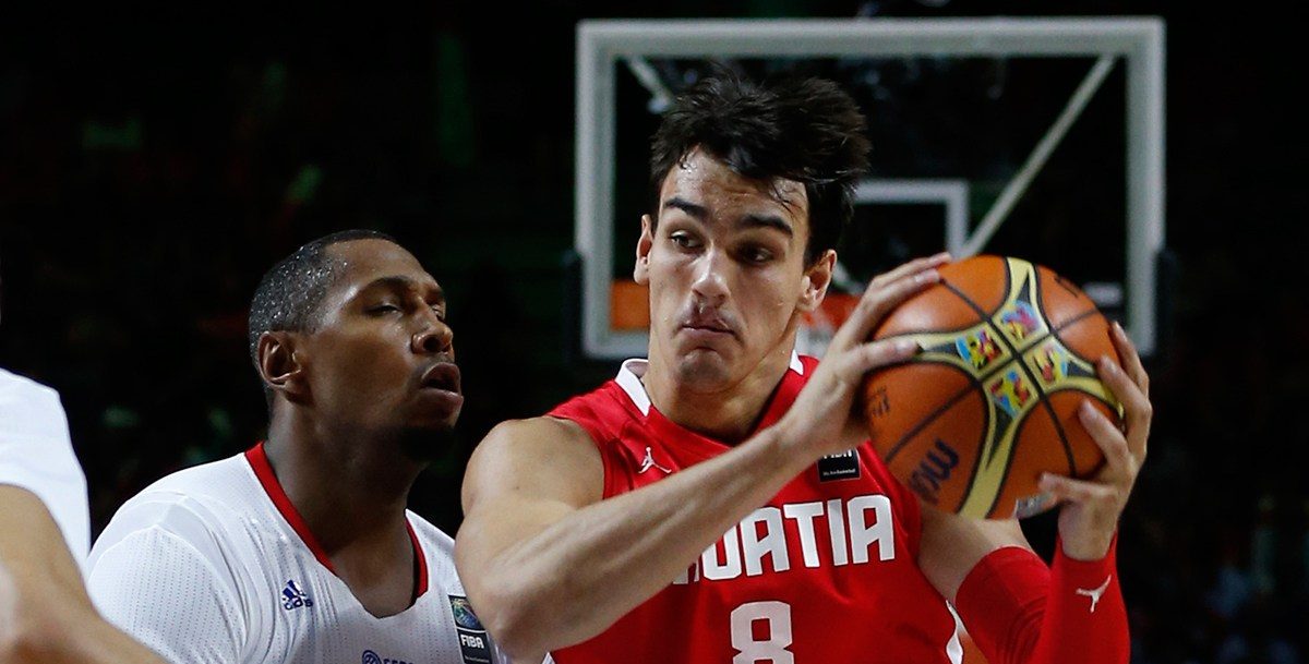 Dario Saric, balle en main face à Boris Diaw, sous le maillot de la Croatie.