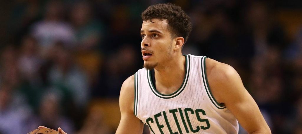 R.J. Hunter, balle en main, sous le maillot des Celtics.