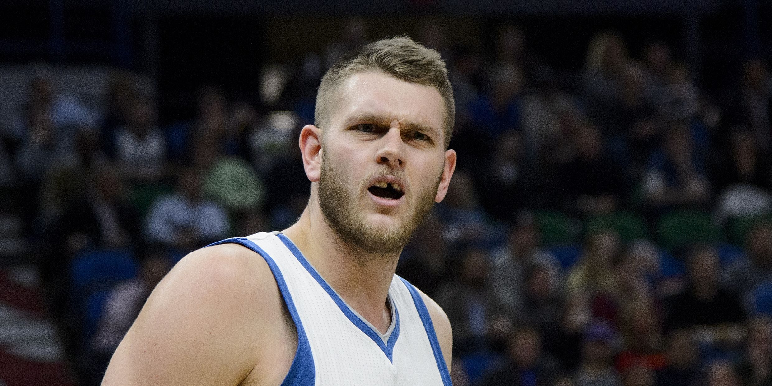 Cole Aldrich, incrédule, sous le maillot des Wolves.