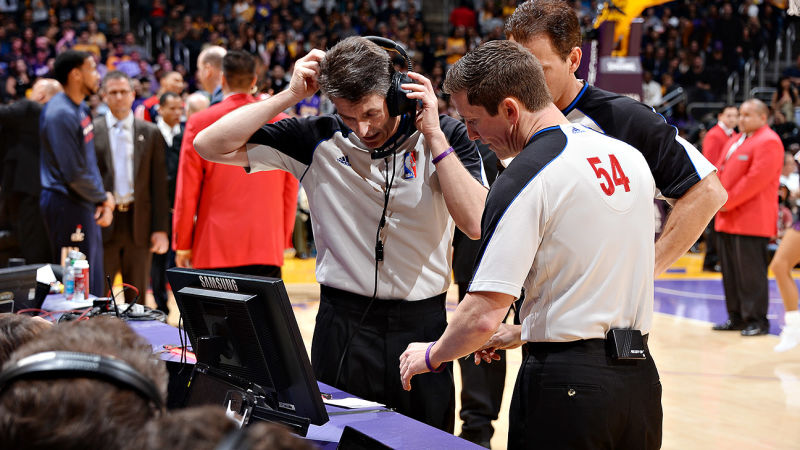 Trois arbitres en train de visionner les images du replay