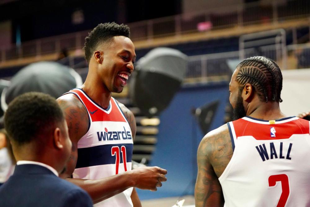 Dwight Howard lors du media day sous le maillot des Wizards