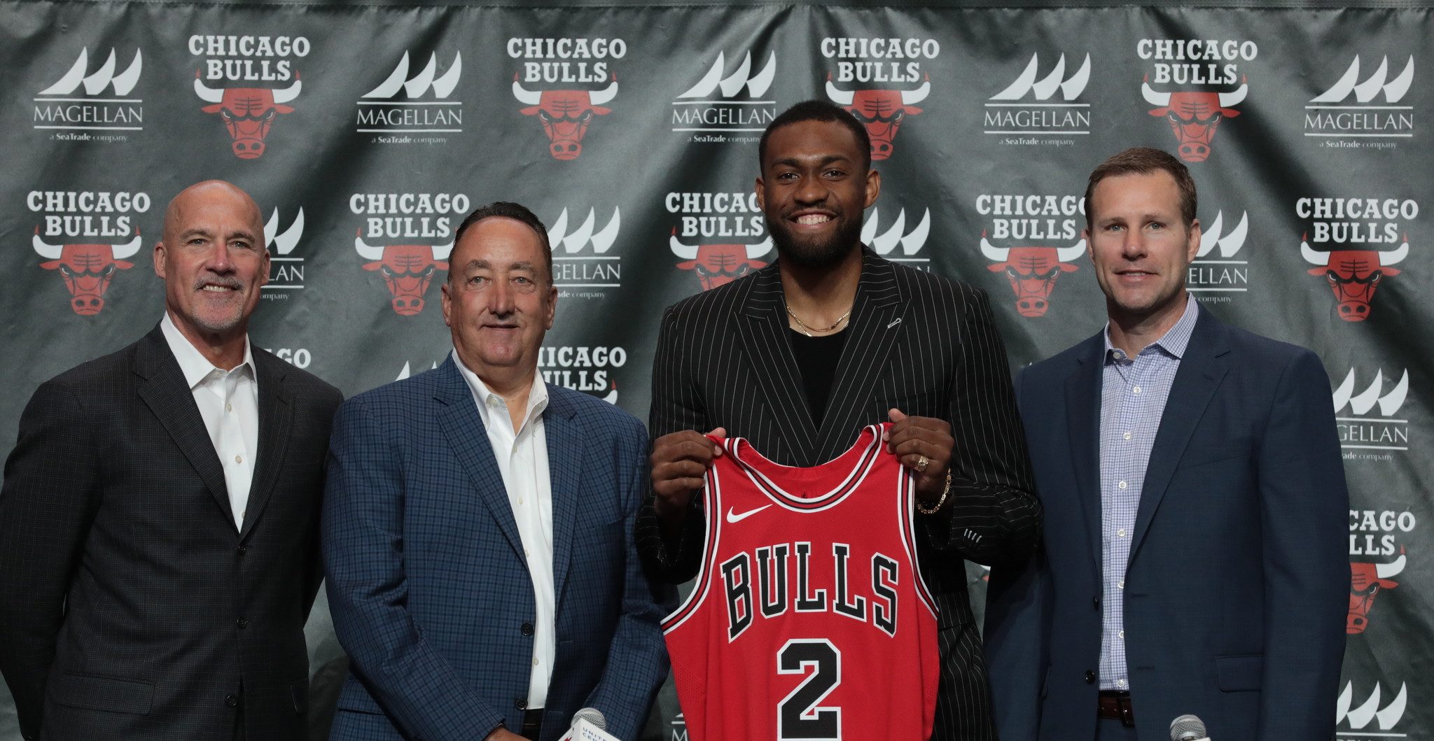 Jabari Parker pose avec le maillot des Chicago Bulls