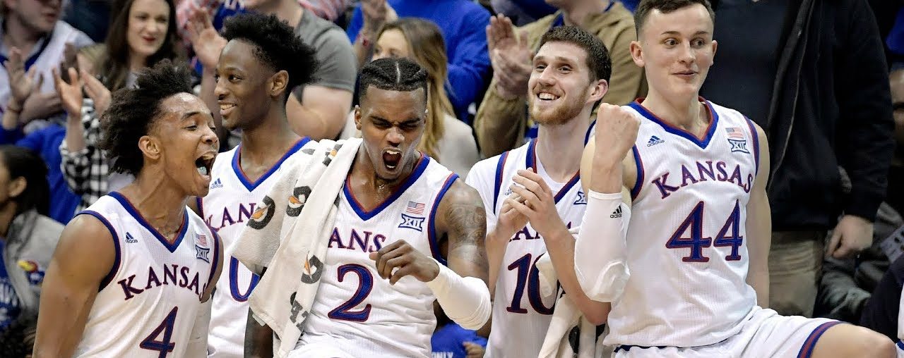 Devonte' Graham, Marcus Garrett, Lagerald Vick, Sviatoslav Mikhayliuk et Mitch Lightfoot sous le maillot des Jayhawks.