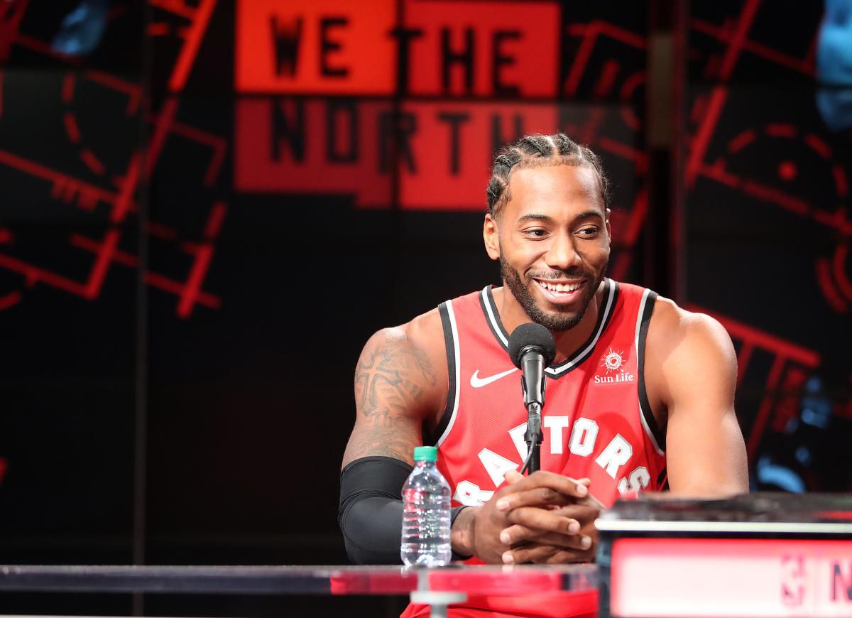 Kawhi Leonard lors de sa conférence de presse pour les Raptors