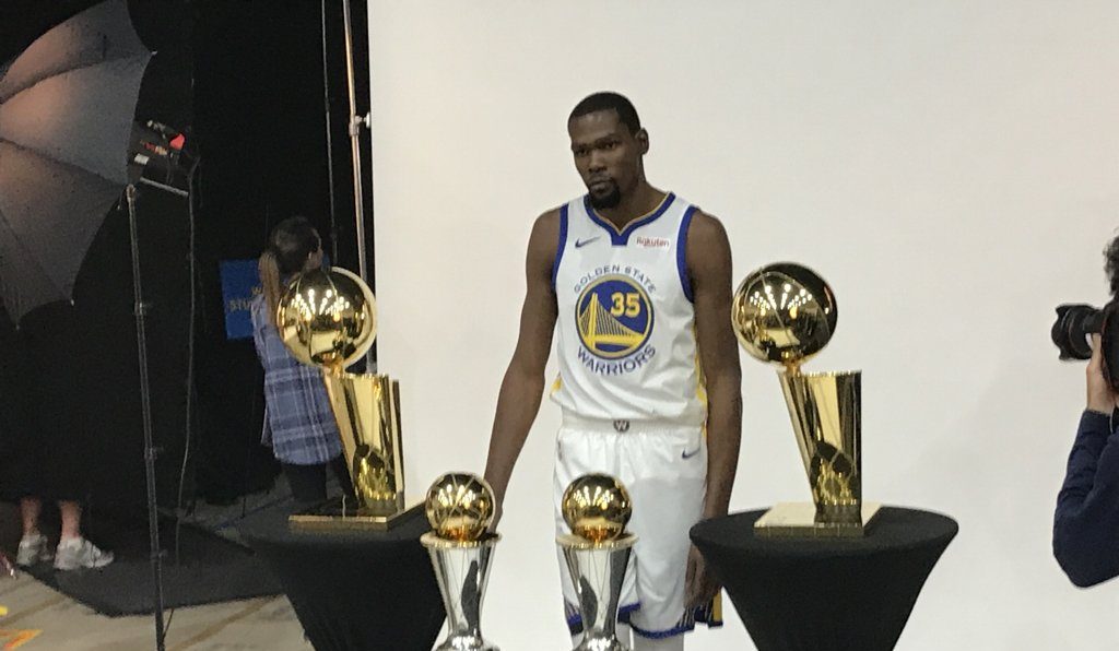 Kevin Durant pose avec ses trophées lors du media day avec les Warriors