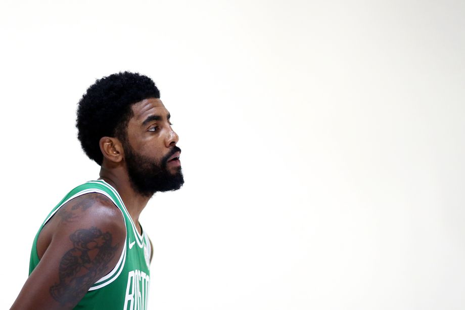 Kyrie Irving sous le maillot des Boston Celtics durant le media day