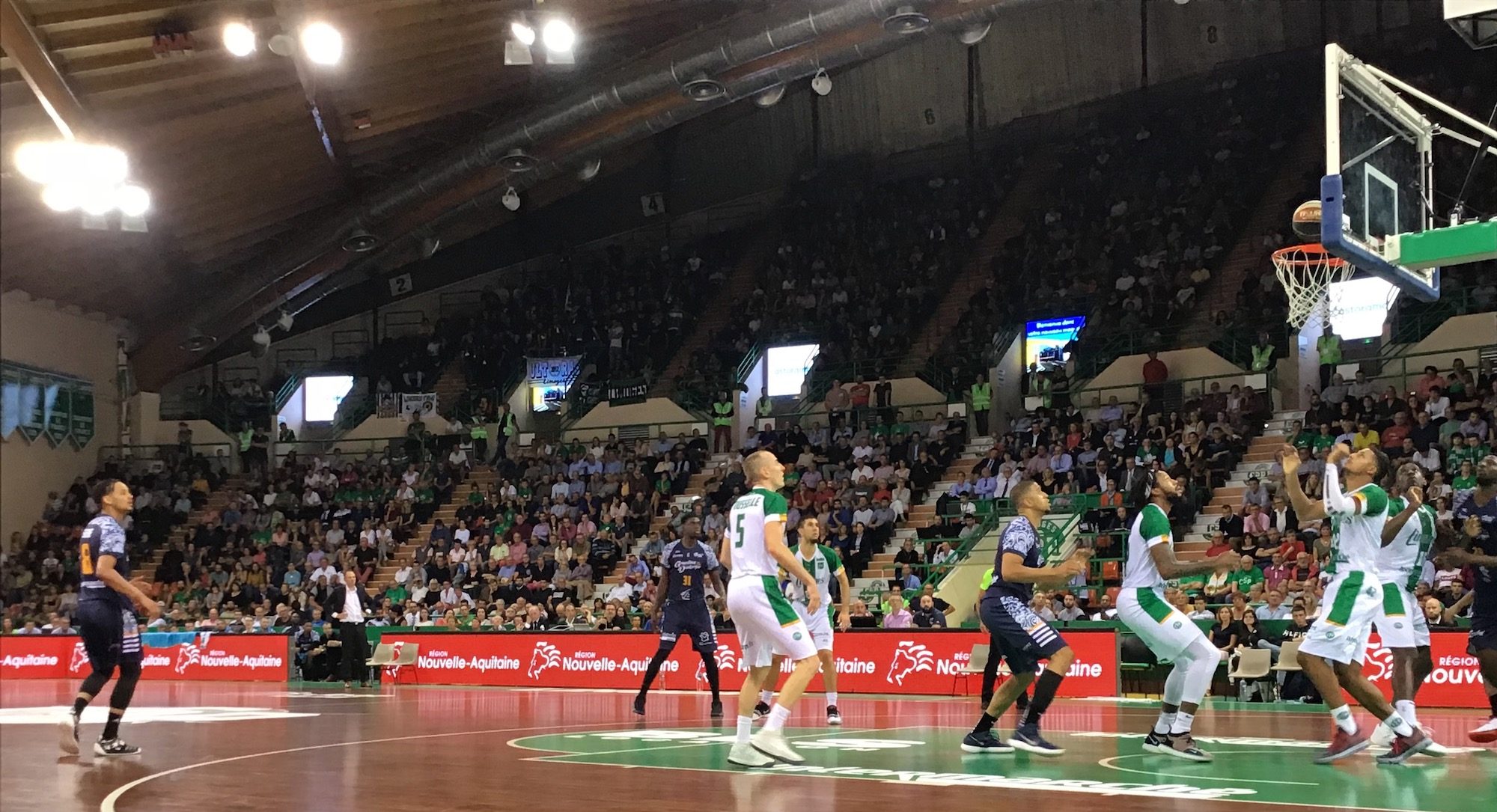 Les joueurs de Limoges et ceux de Gravelines-Dunkerque, sous le panier.