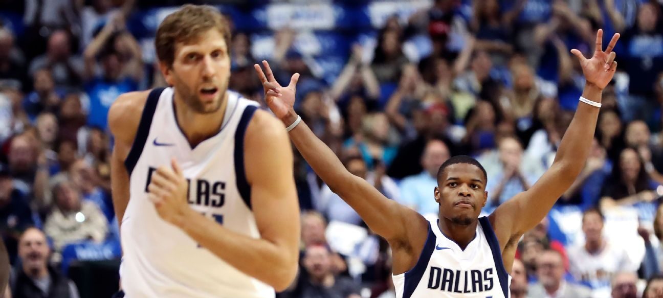 Dirk Nowitzki, au premier plan, sous le regard de Dennis Smith Jr.