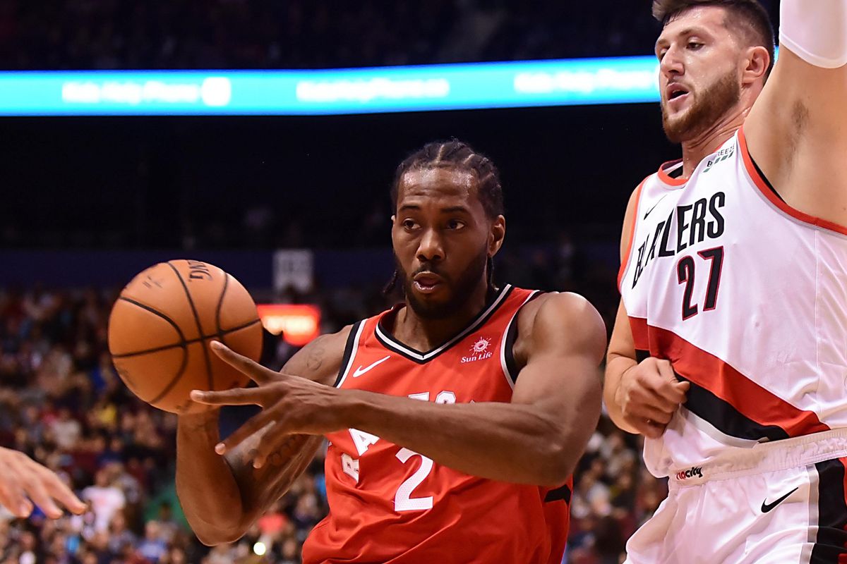 Kawhi Leonard fonce vers le panier contre Jusuf Nurkic