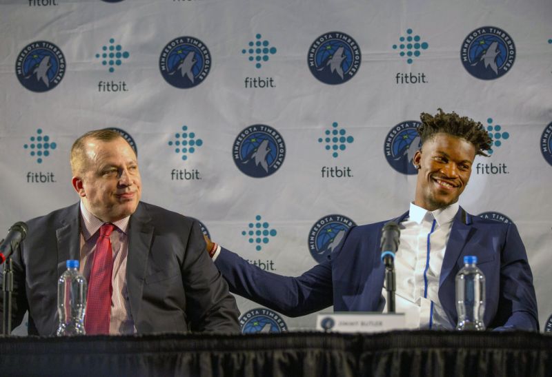 Jimmy Butler et Tom Thibodeau lors de la conférence de presse des Wolves