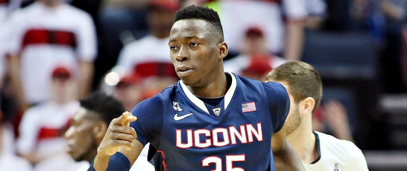 Amida Brimah sous le maillot de UConn.