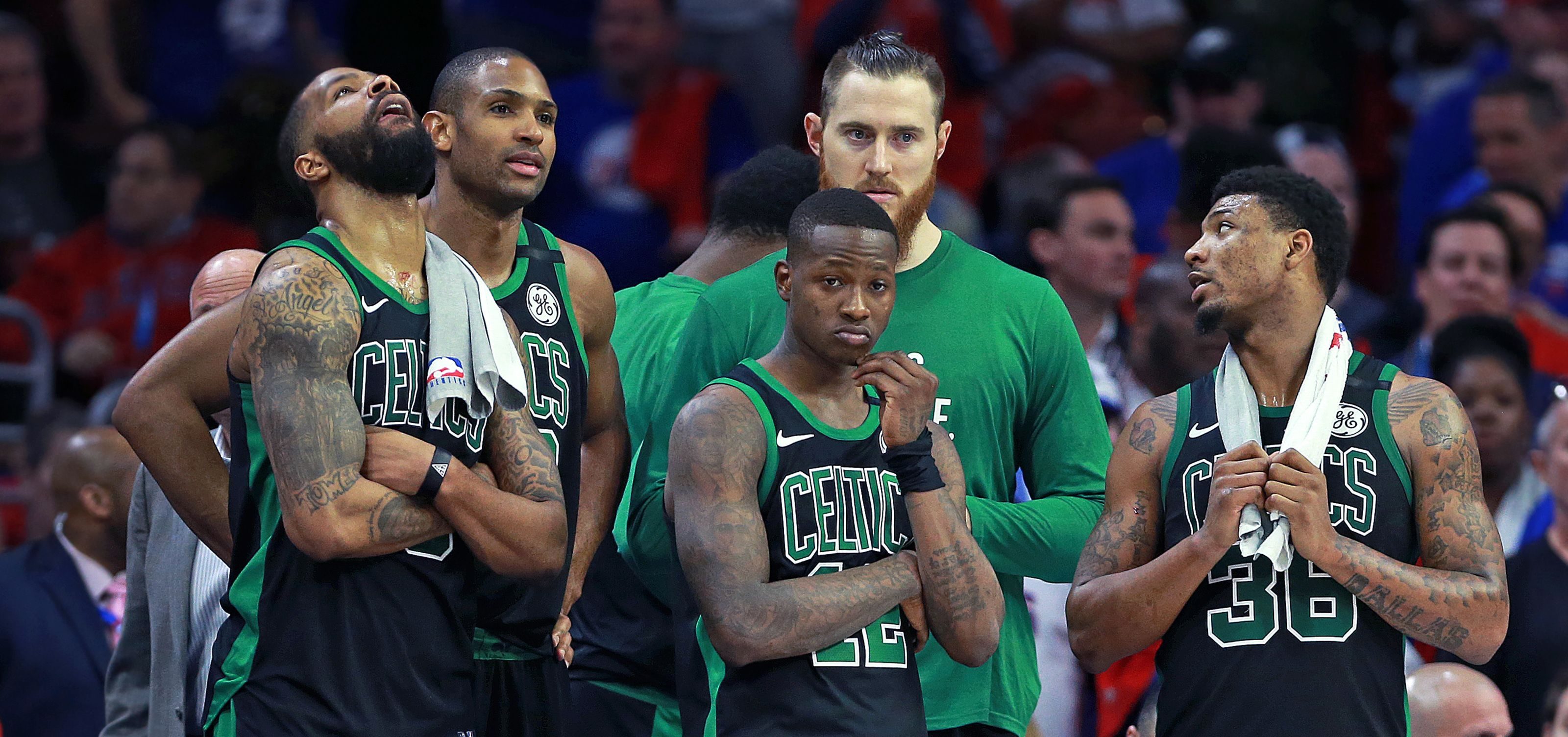 Marcus Morris, Al Horford, Terry Rozier, Aron Baynes et Marcus Smart sur le banc des Celtics