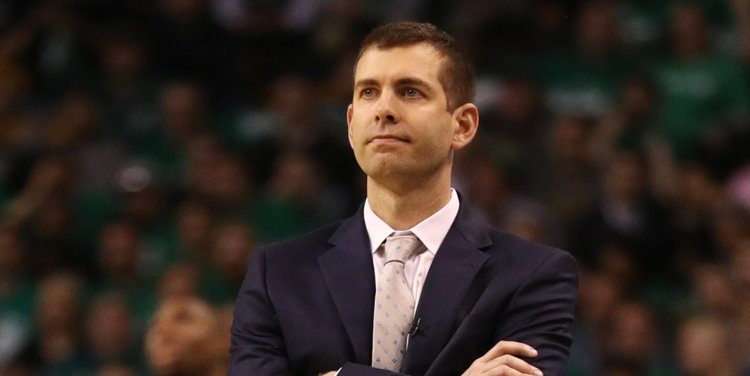 Brad Stevens en costume, pendant un match des Celtics.