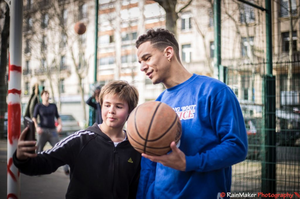 Brisco basket freestyle avec un fan de des vidéos youtube