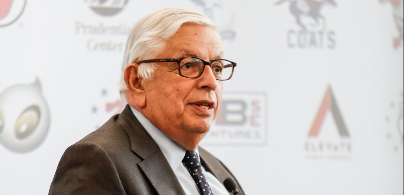 David Stern en costume noir.