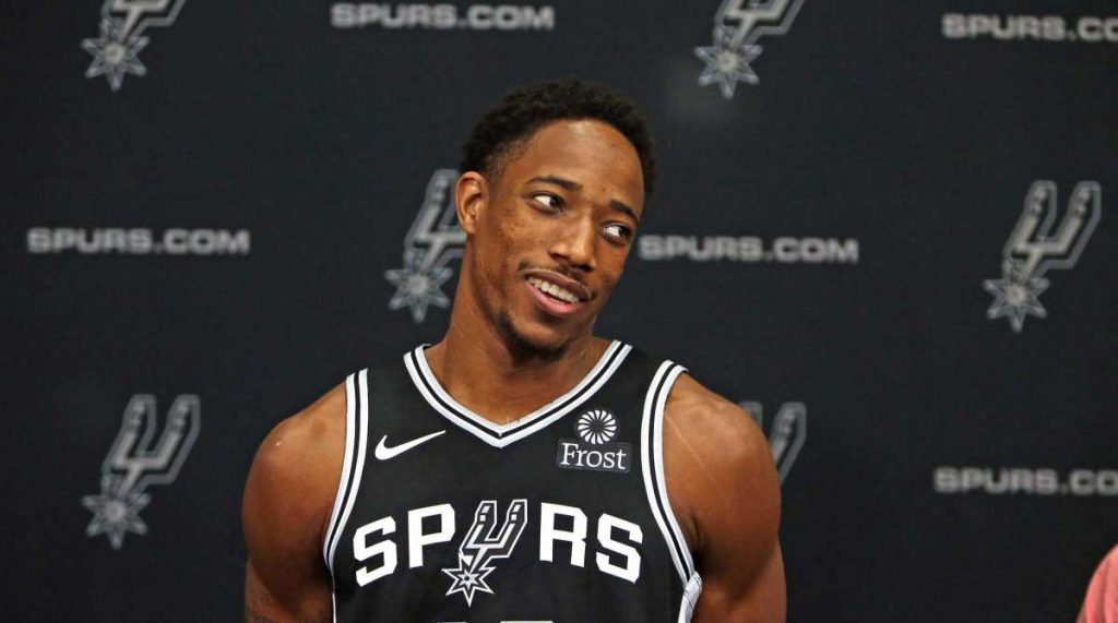 DeMar Derozan devant la presse avec le maillot des San Antonio Spurs