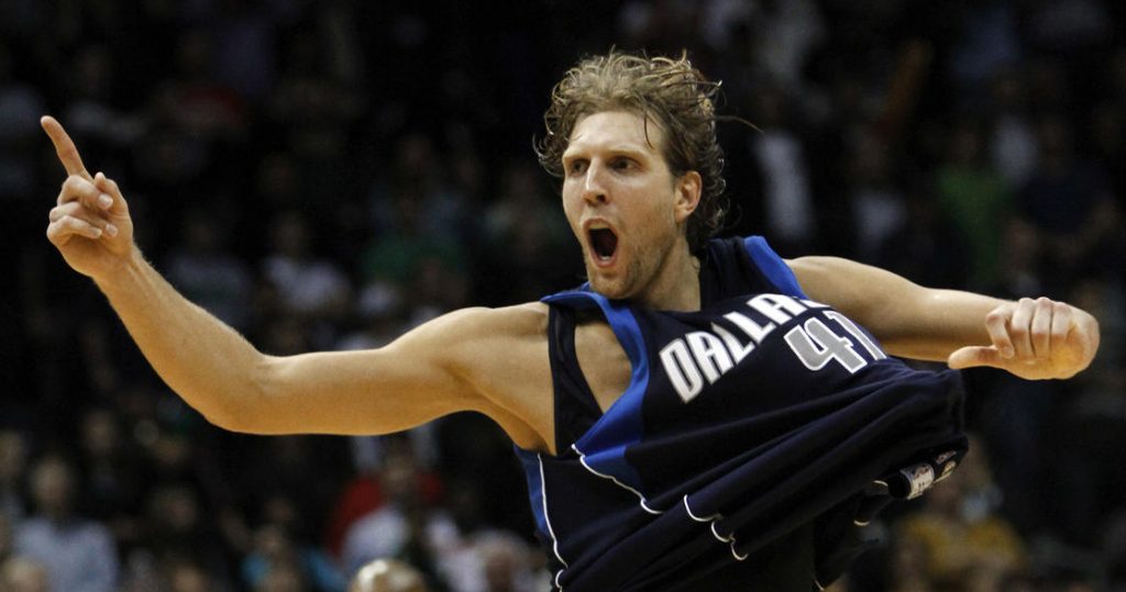 Dirk Nowitzki exulte sous le maillot des Mavericks de Dallas