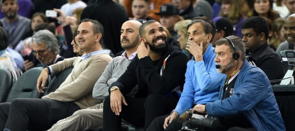 Drake et le propriétaire des Kings, Vivek Ranadive, assis au bord du terrain.