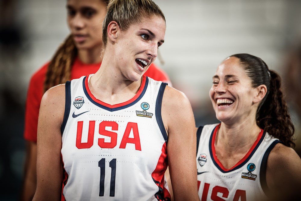 Elena Delle Donne discute avec Sue Bird