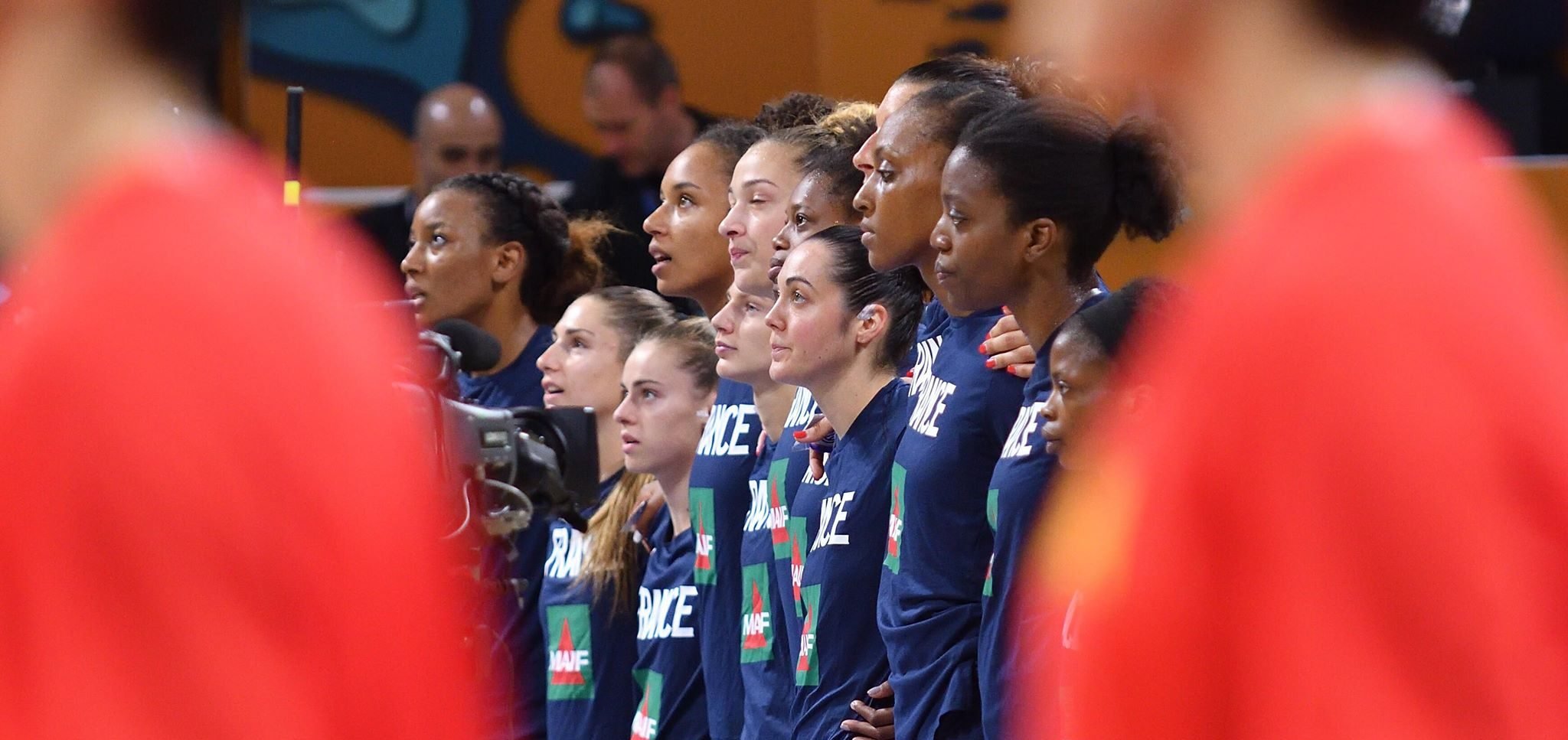 L'équipe de France féminine de basket lors des hymnes face à la Chine