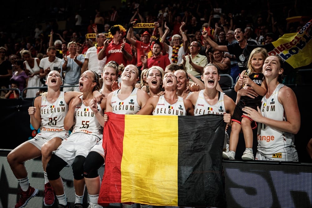 L'équipe féminine de basketball belge, drapeau à la main