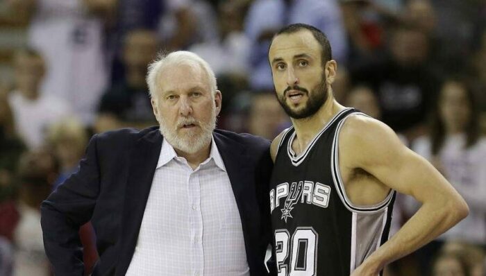 Gregg Poppovich et Manu Ginobili lors d'un match des Spurs.