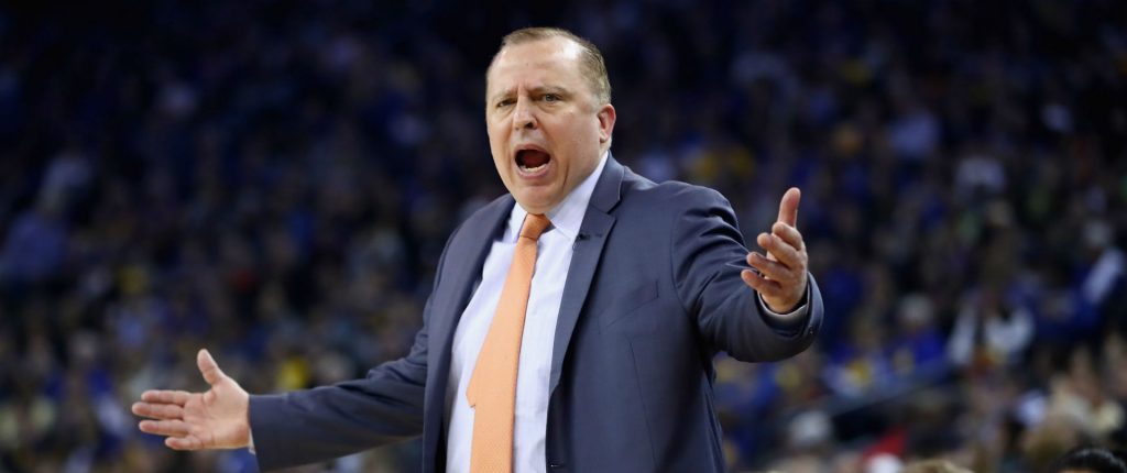 Tom Thibodeau, bras écartés lors d'un match.