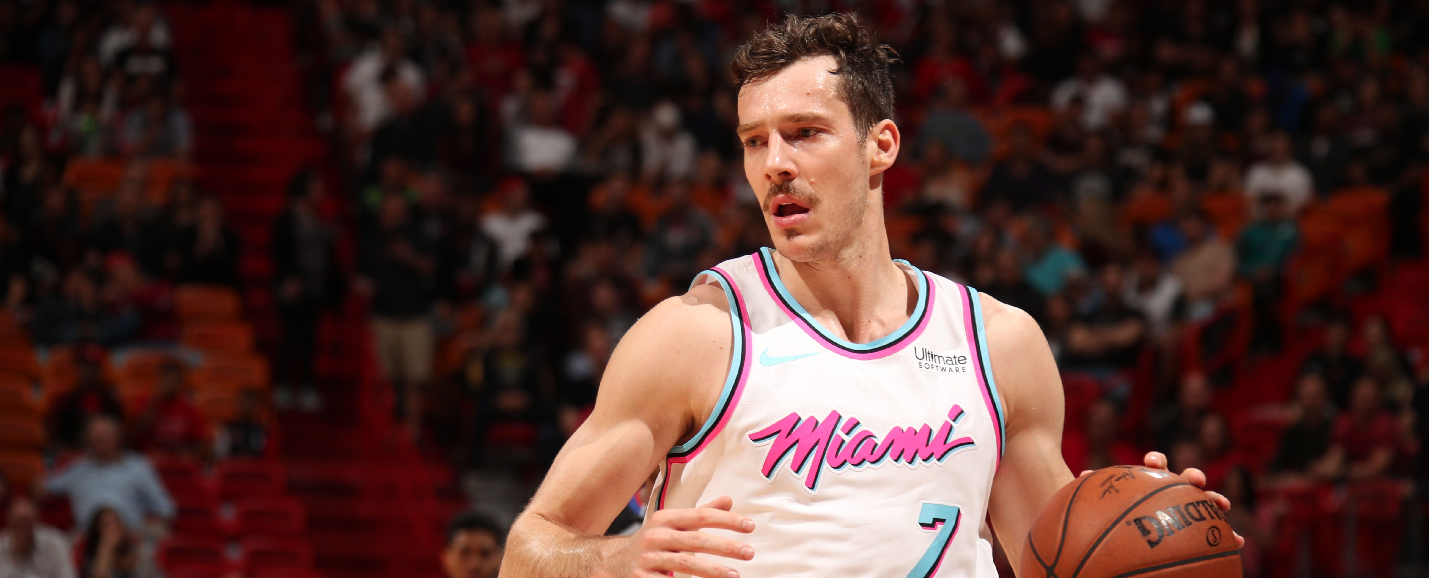 Goran Dragic, balle en main, sous le maillot du Heat.