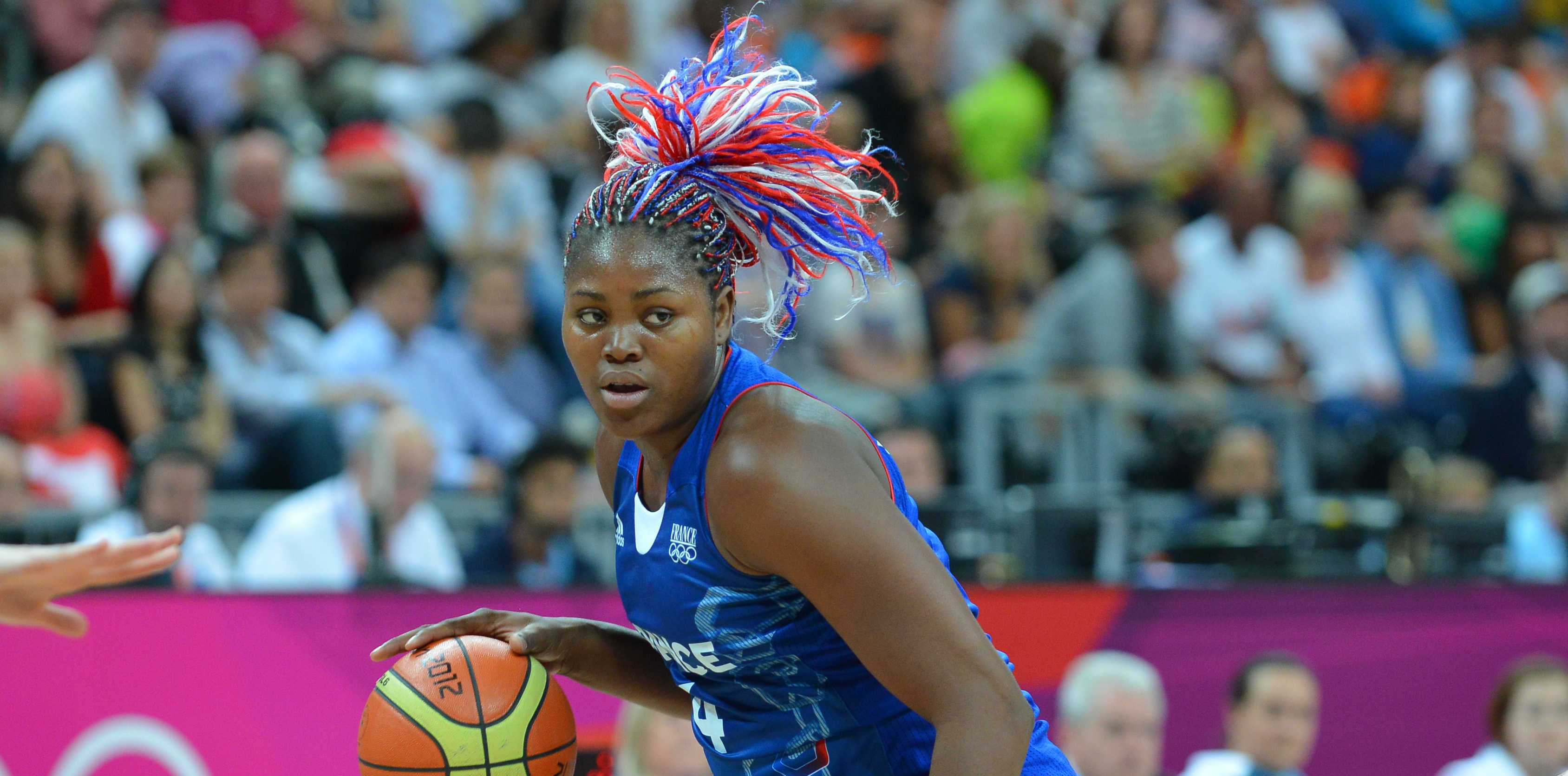 Isabelle Yacoubou, balle en main, sous le maillot de l'équipe de France.