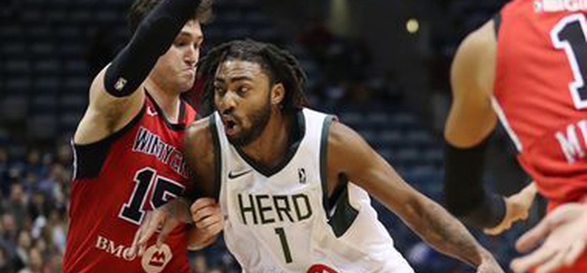 James Young attaque Ryan Arcidiacono sous le maillot du Wisconsin Herd.