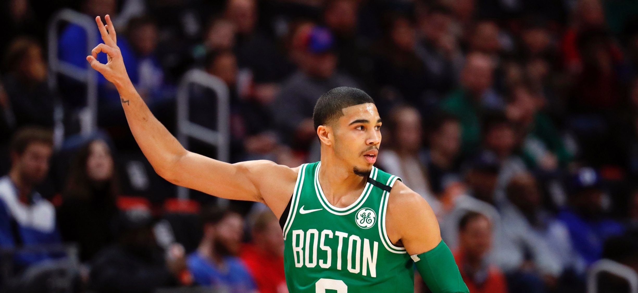 Jayson Tatum célèbre un tir à 3-points sous le maillot des Celtics