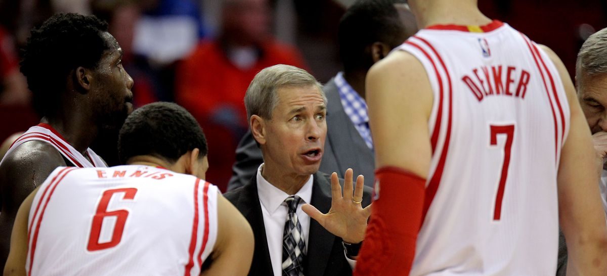 Jeff Bzdelik coache Patrick Beverley, Tyler Ennis et Sam Dekker pendant un match des Rockets.