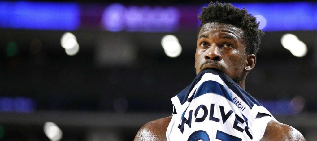 Jimmy Butler mord le maillot des Minnesota Timberwolves