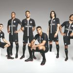 Les joueurs du PSG posent avec les maillots Jordan issus de la collection Jordan x PSG.