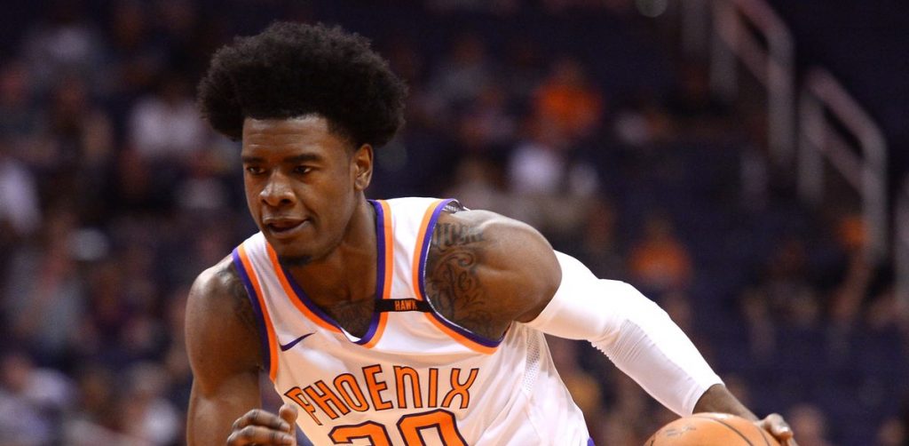 Josh Jackson, balle en main, sous le maillot des Suns.