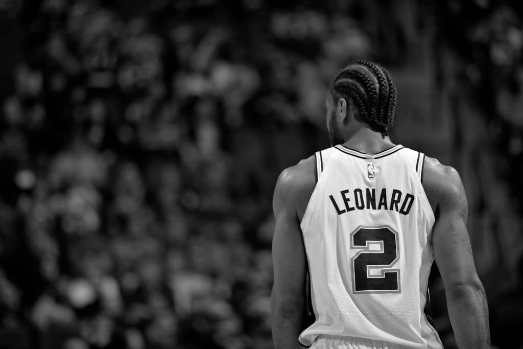 Kawhi Leonard avec son maillot NBA en noir et blanc