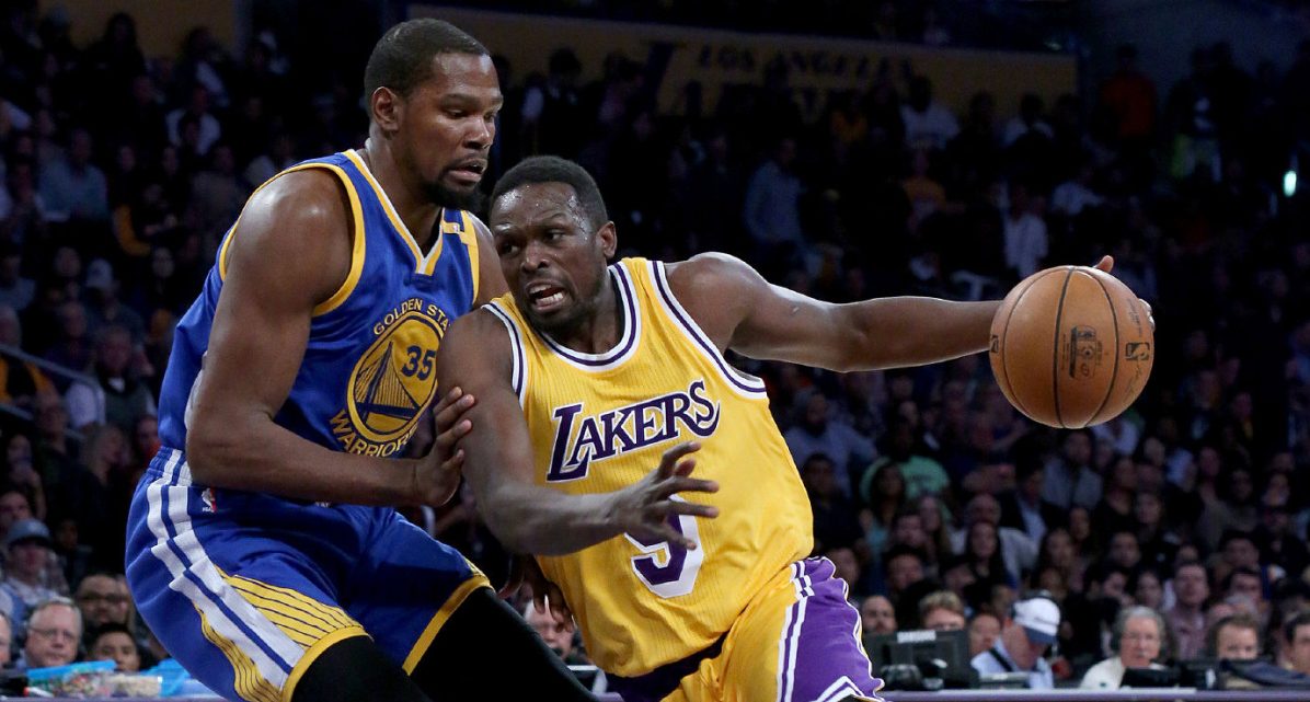 Kevin Durant sous le maillot des Warriors, face à Luol Deng sous le maillot des Lakers