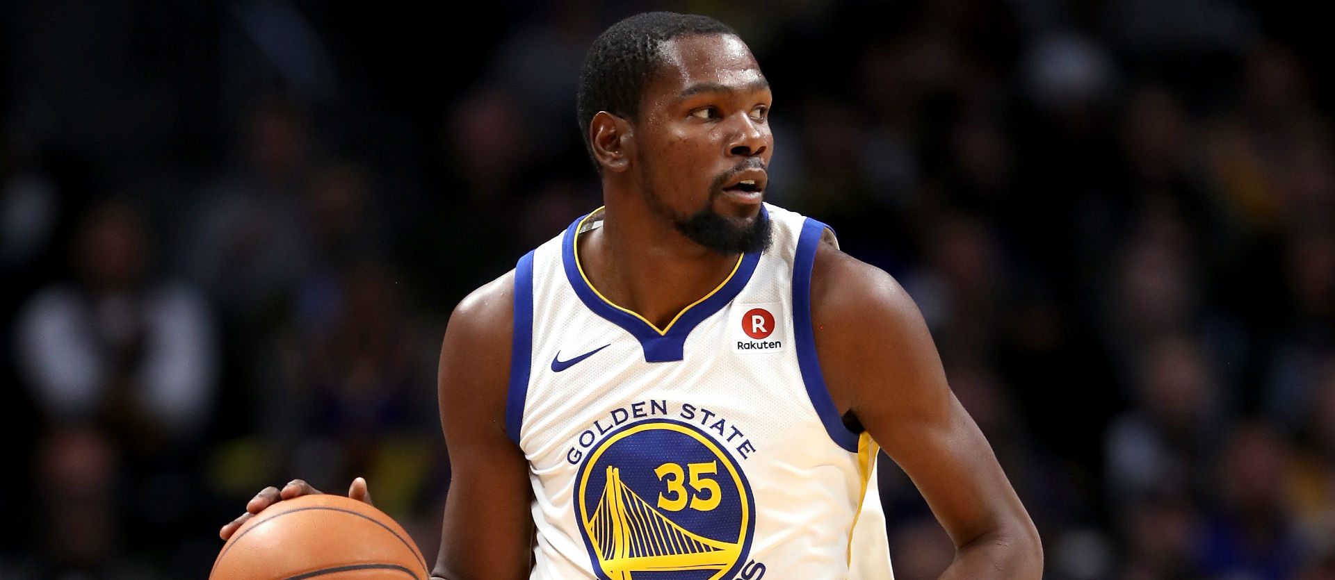 Kevin Durant, balle en main, sous le maillot des Warriors