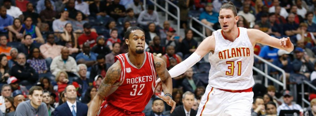 K.J. McDaniels au drive, sous le maillot des Rockets, face à Mike Muscala des Hawks.