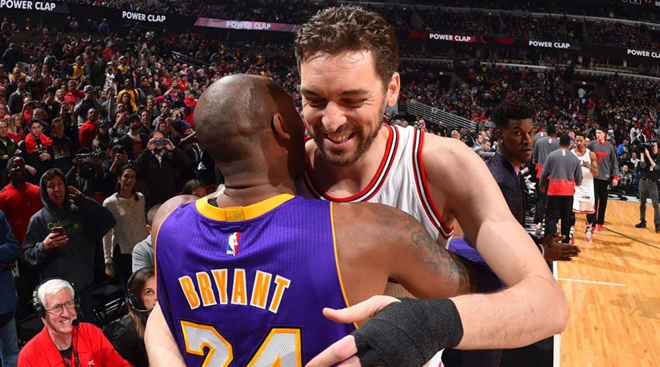 Kobe Bryant et Pau Gasol hug